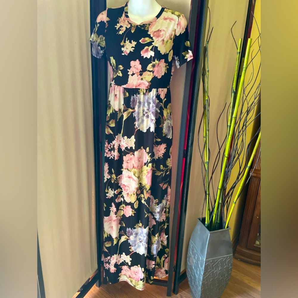 Black Floral Maxi Dress. Approx Size Small as per measurements.